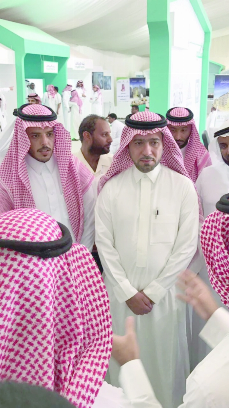 وزير الإسكان أثناء جولته في تبوك (مكة)
