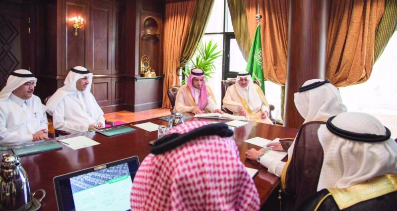 أمير تبوك أثناء لقائه وزير الإسكان والوفد المرافق (مكة)
