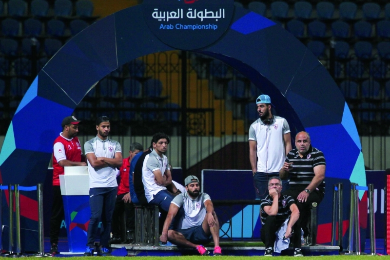 أوجستو إيناسيو يجلس على الأرض عقب الخسارة (إ ب أ)