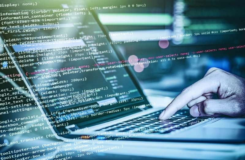 توضيحية لعملية اختراق هكر (shutterstock)