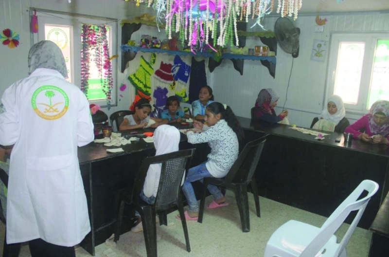سوريون خلال دورة سعودية بالزعتري (واس)