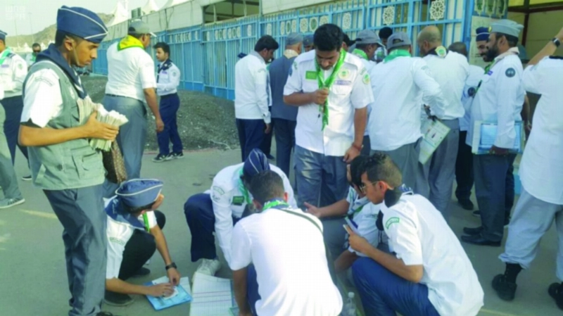 المشاركون خلال تدربهم على مهارات الإرشاد في منى (واس)