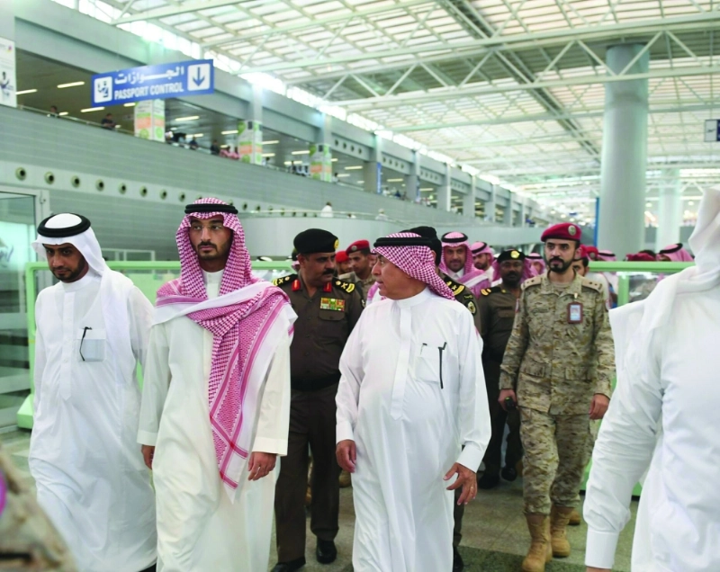 عبدالله بن بندر خلال جولته أمس (مكة)