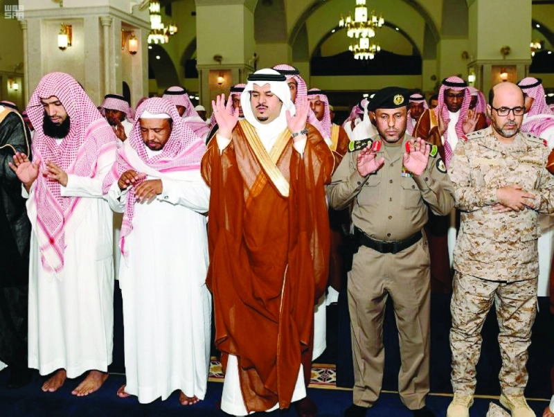 أداء صلاة الميت على الشهيد الغانم (واس)