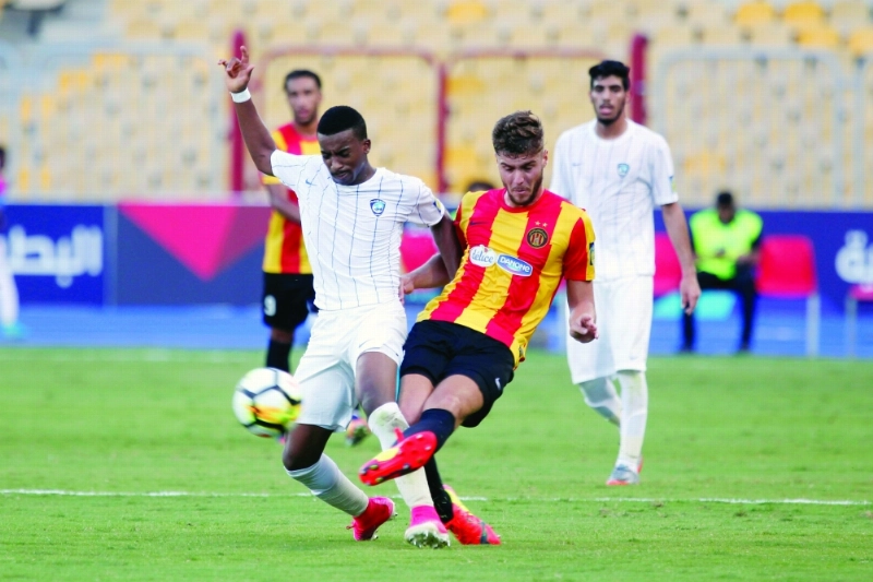 عبدالرحمن اليامي يحاول السيطرة على الكرة (إ ب أ)