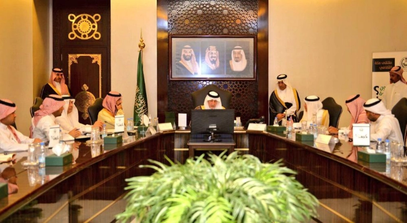 خالد الفيصل خلال اطلاعه