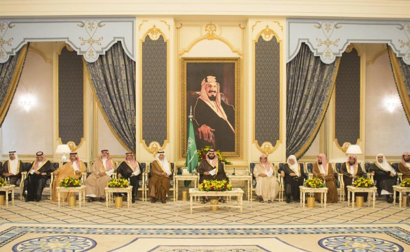 نائب خادم الحرمين لدى استقباله الأمراء والعلماء والمواطنين اليوم (بندر الجلعود)