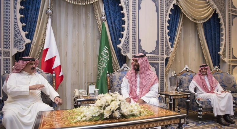 نائب خادم الحرمين لدى استقباله ملك البحرين اليوم (بندر الجلعود)