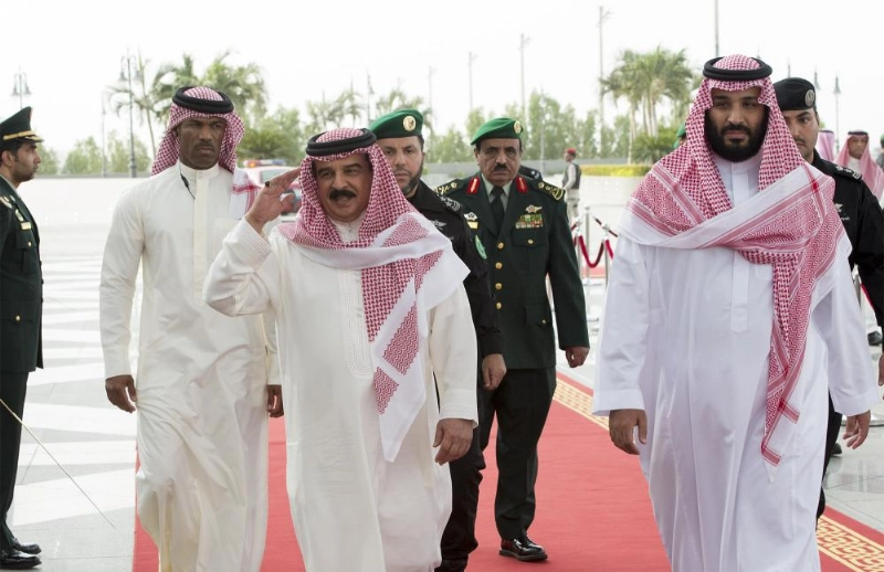 نائب خادم الحرمين لدى استقباله ملك البحرين اليوم (بندر الجلعود)