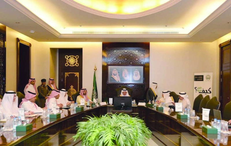 خالد الفيصل خلال استعراض مستجدات مشروع النقل العام بجدة (مكة)