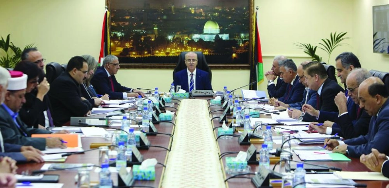الحكومة الفلسطينية خلال اجتماع أمس برام الله (د ب أ)