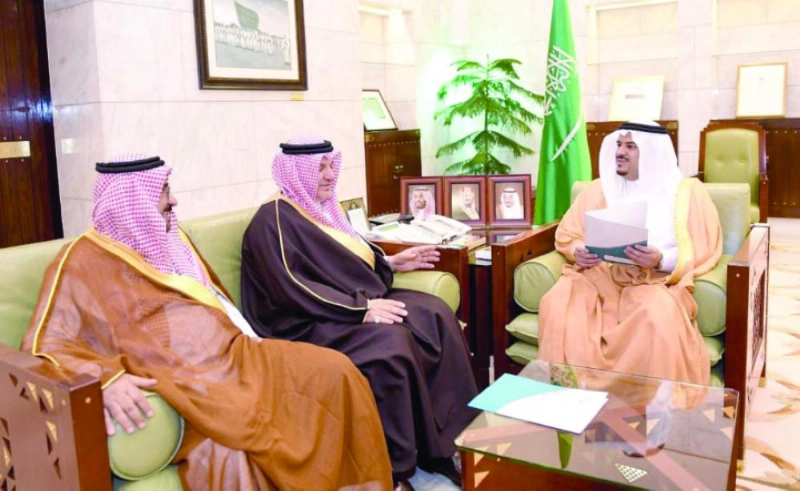 محمد بن عبدالرحمن لدى استقباله رئيس وأعضاء جمعية شهداء الواجب (واس)