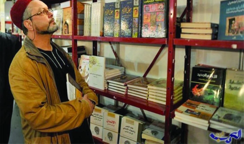 زائر لإحدى دور النشر التونسية (العرب اليوم)