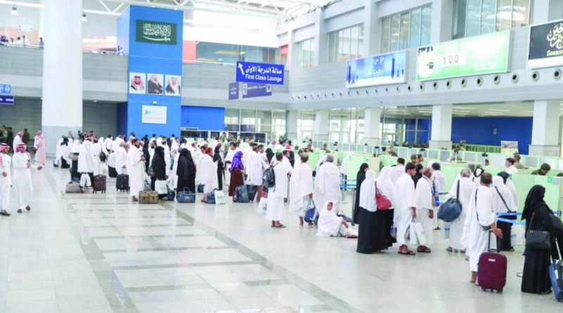 حجاج أول رحلة تصل هذا الموسم (مطار الملك عبدالعزيز)