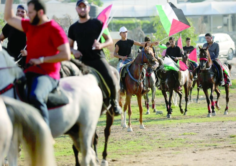فلسطينيون في موكب للخيول بغزة (رويترز)