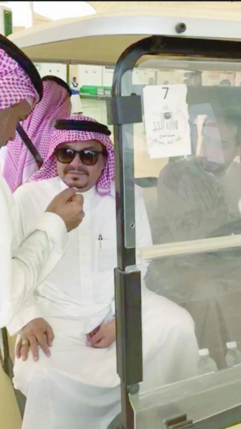 محمد بنتن خلال الجولة أمس (وزارة الحج)