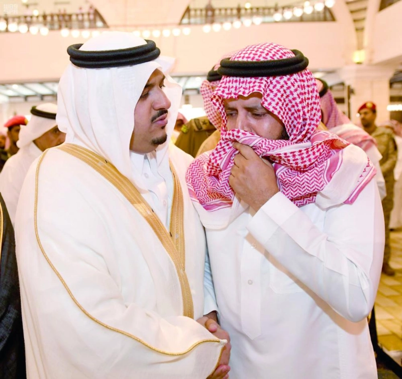 محمد بن عبدالرحمن معزيا ذوي الفقيد (واس)