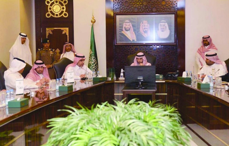 عبدالله بن بندر خلال استعراضه أهداف وخطط استراتيجية المنطقة (مكة)