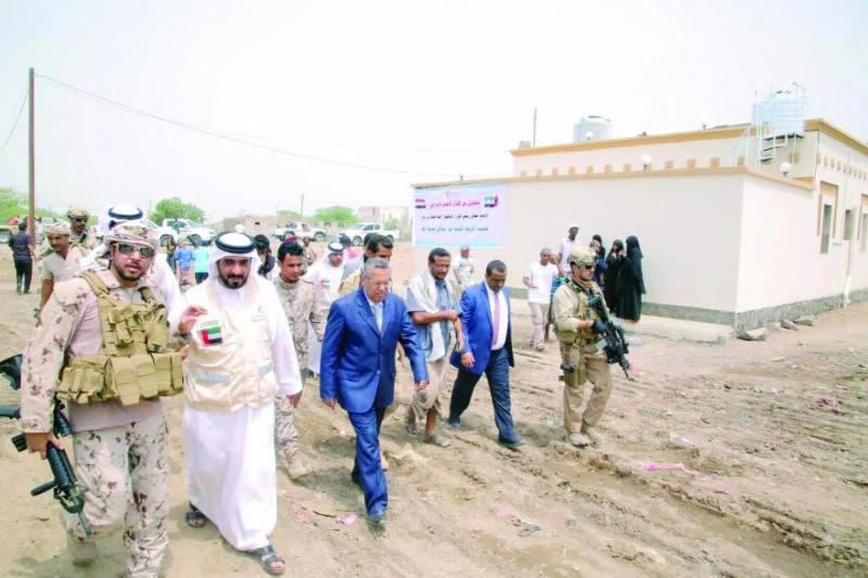 ابن دغر خلال زيارته ميناء ومدينة المخا للمرة الأولى أمس (سبأ نت)