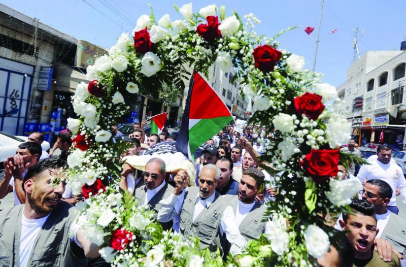 زفة فلسطينية بالخليل لتشييع جثمان شهيد قتل برصاص الاحتلال (إ ب أ)