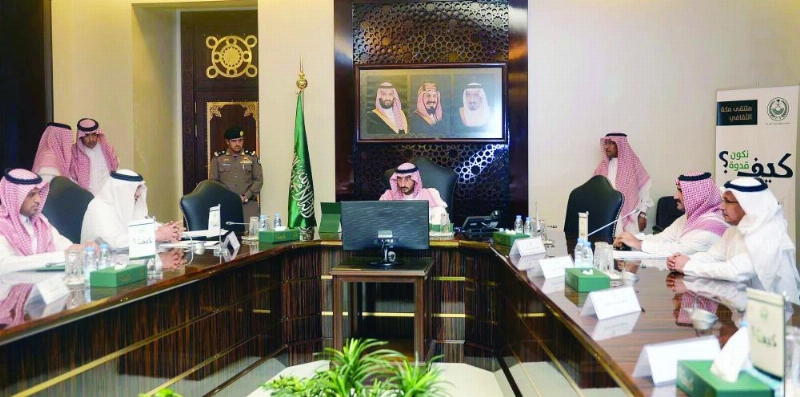 عبدالله بن بندر خلال اطلاعه على تقارير ونتائج الملتقى (مكة)