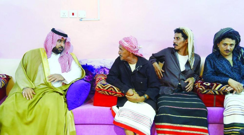 محمد بن عبدالعزيز خلال زيارته لذوي الشهيد (واس)