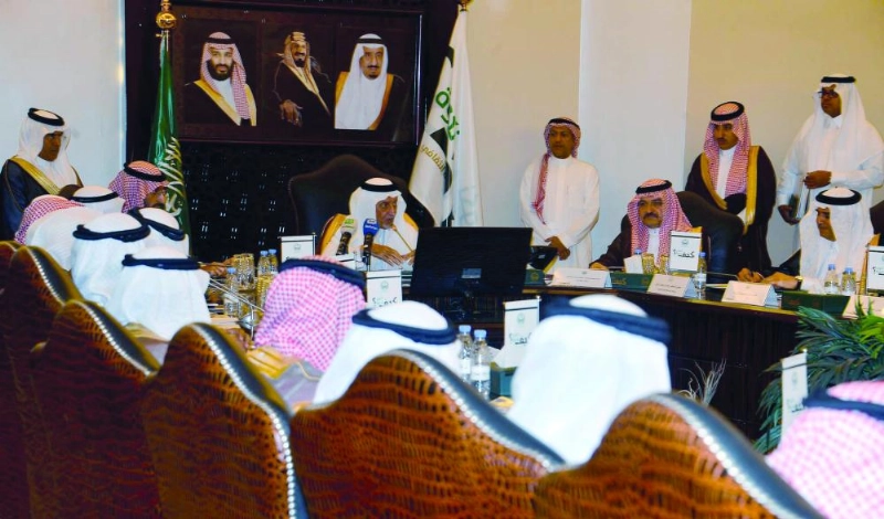 الفيصل خلال ترؤسه اجتماع اللجنة الإشرافية العليا للملتقى (مكة)