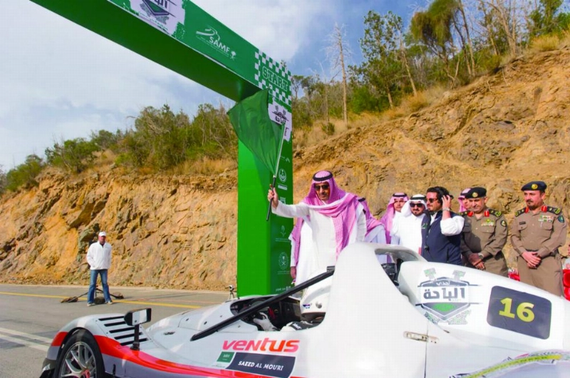 أمير الباحة يطلق شارة البداية (واس)