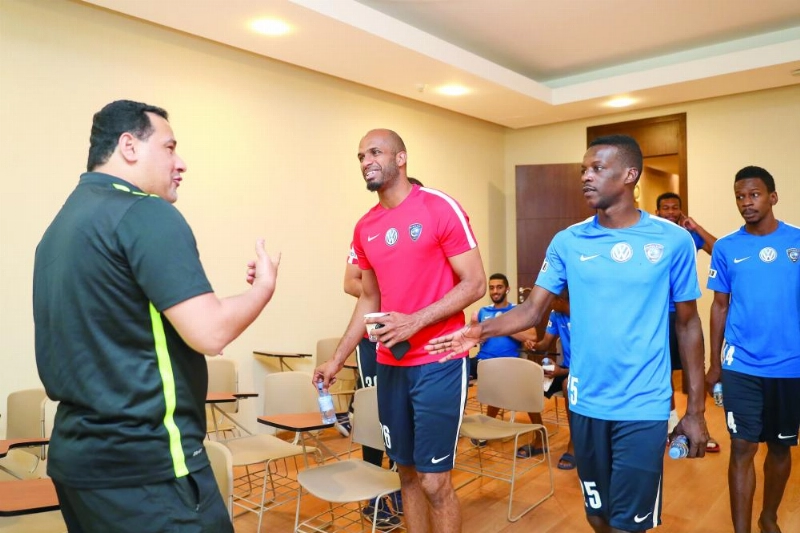 المحاضر التحكيمي عبدالمحسن الزويد مع لاعبي الهلال (إعلامي الهلال)
