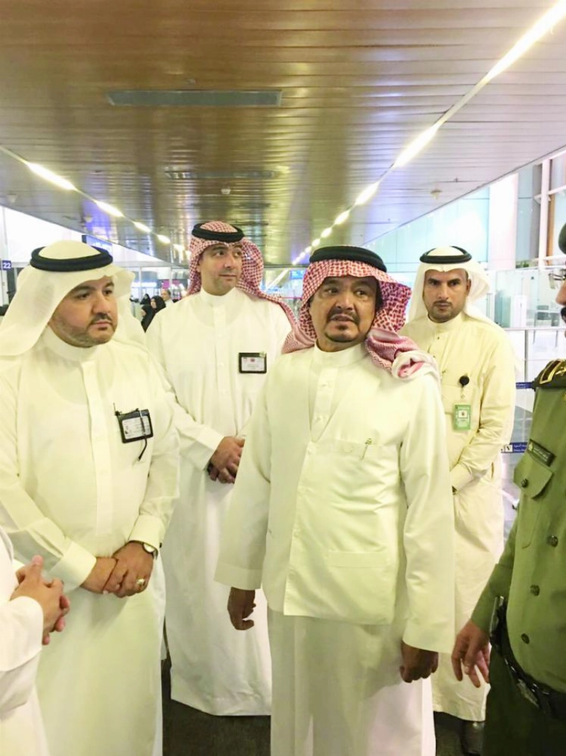 محمد بنتن يتفقد الخدمات المقدمة في المطار (مكة)