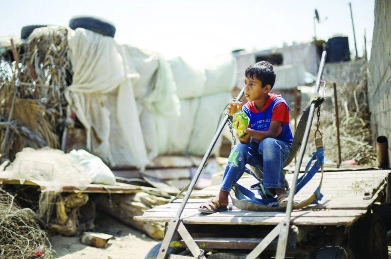 طفل فلسطيني يجلس خارج منزله المهدم في مخيم جباليا شمالي غزة (د ب أ)