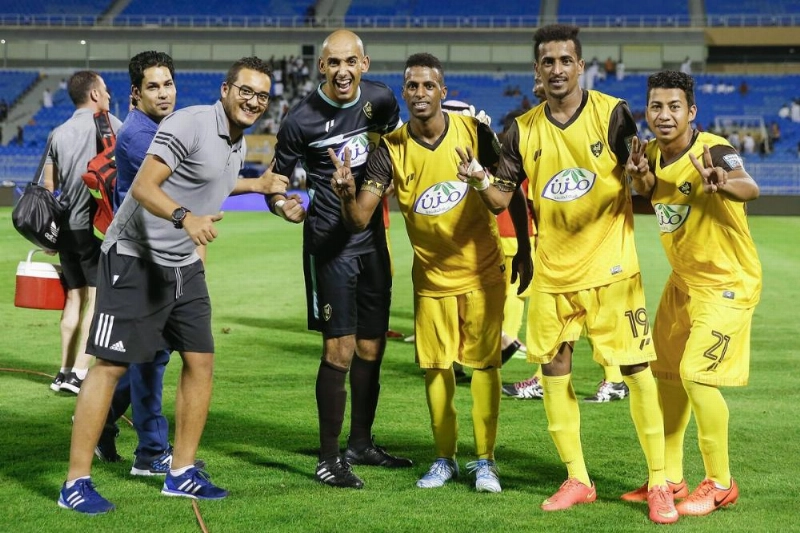 فرحة لاعبي أحد بالفوز على الشباب (مكة)