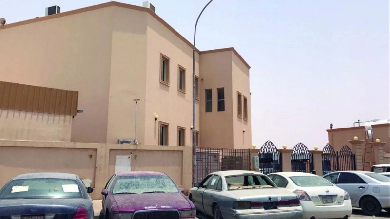 سيارات خربة تحاصر مسجدا بالصناعية