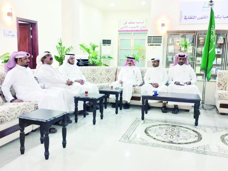 من جلسات المقهى الثقافي بأدبي الأحساء أمس الأول (مكة)