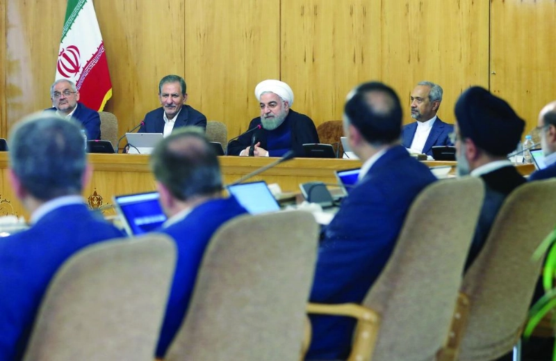 الرئيس الإيراني خلال اجتماع للحكومة في طهران أمس (د ب أ)