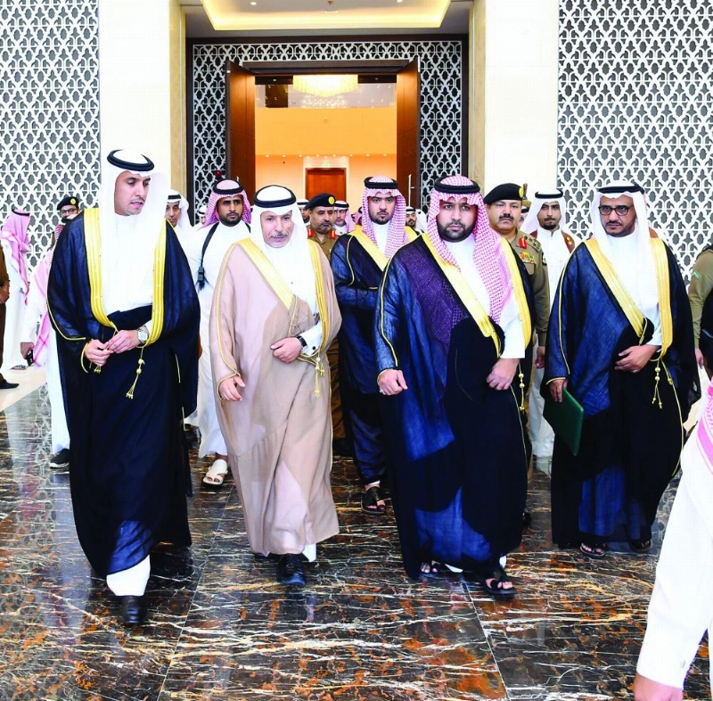 محمد بن عبدالعزيز متفقدا مشروع الفندق الاستثماري ومركز الغوص بجامعة جازان (واس)
