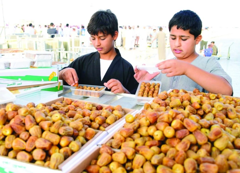 زوار لمهرجان عنيزة للتمور (مكة)