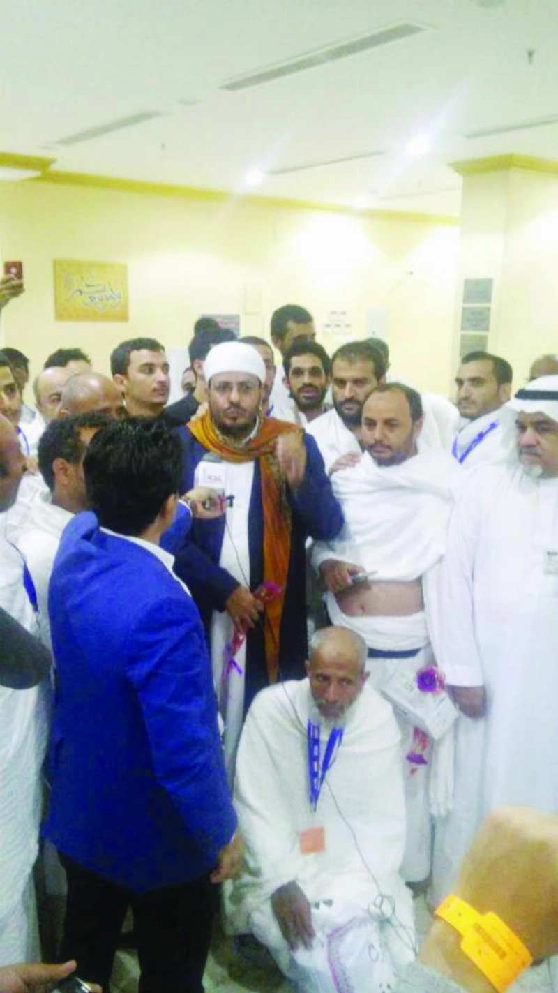 وزير الأوقاف اليمني مستقبلا أول فوج من الحجاج (سبأ نت)