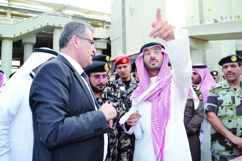 عبدالله بن بندر خلال تفقده قطار المشاعر (ياسر بخش)