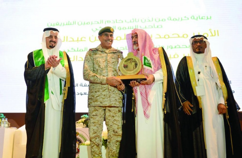 فيصل بن خالد خلال رعايته تخريج الدفعة الأولى من المشاركين والمرابطين في الحد الجنوبي (واس)