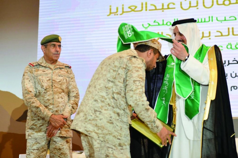 .. ويقلد أحد الخريجين الوشاح