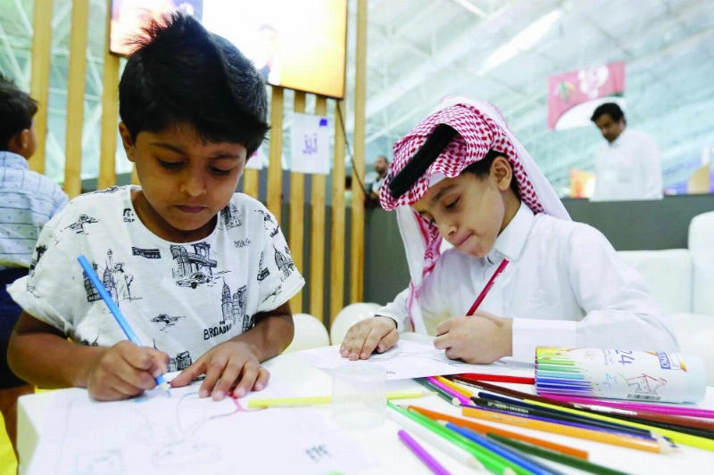أطفال يتعلمون الرسم ضمن فعاليات حكايا مسك (مكة)
