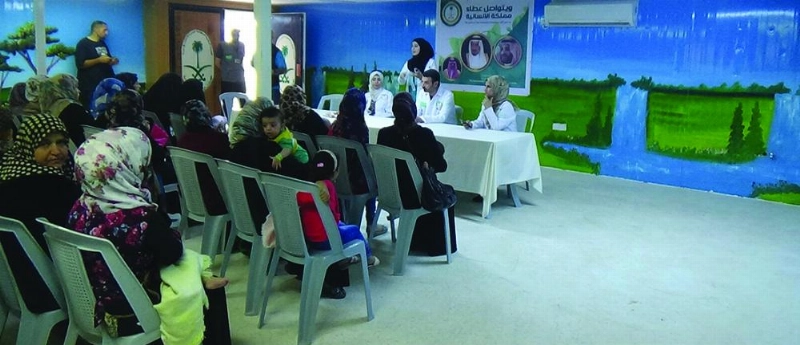وفد اليونسيف خلال زيارة للعيادات السعودية بالزعتري (واس)