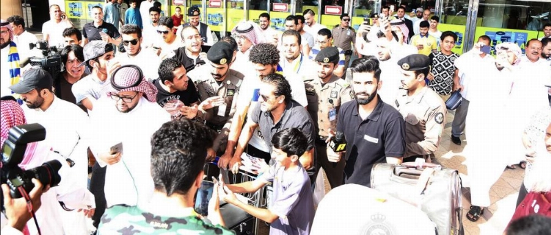 جماهير نصراوية غفيرة استقبلت غالي في المطار (إعلامي النصر)