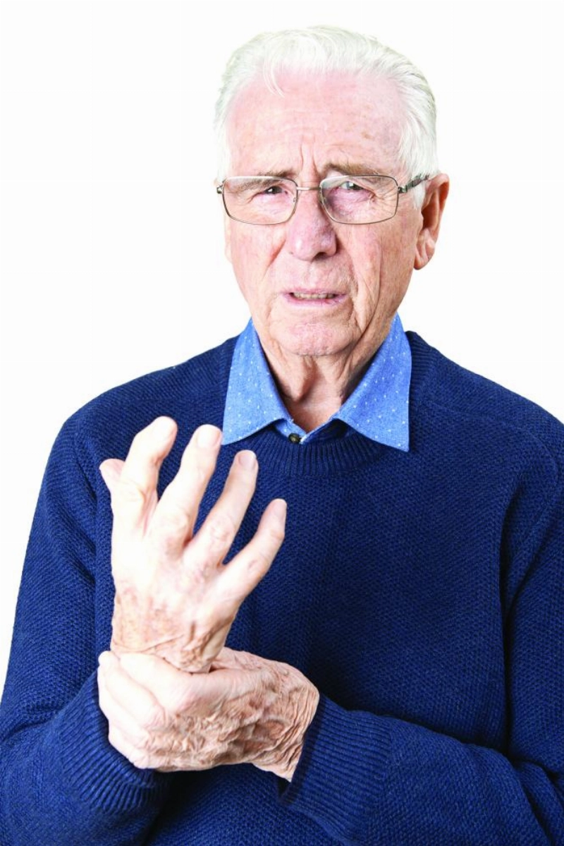 رجل يعاني من مفصله (shutterstock)