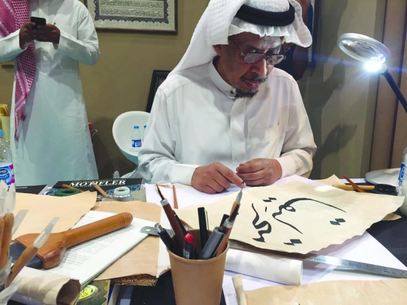 خطاطون أمام الزوار في الجناح (مكة)