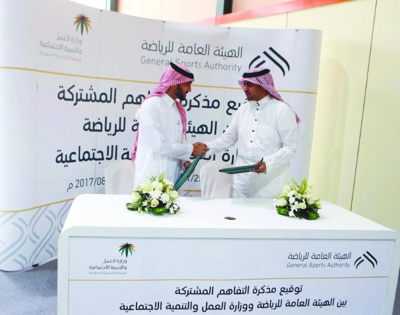 عبدالعزيز بن تركي وأحمد قطان بعد توقيع المذكرة