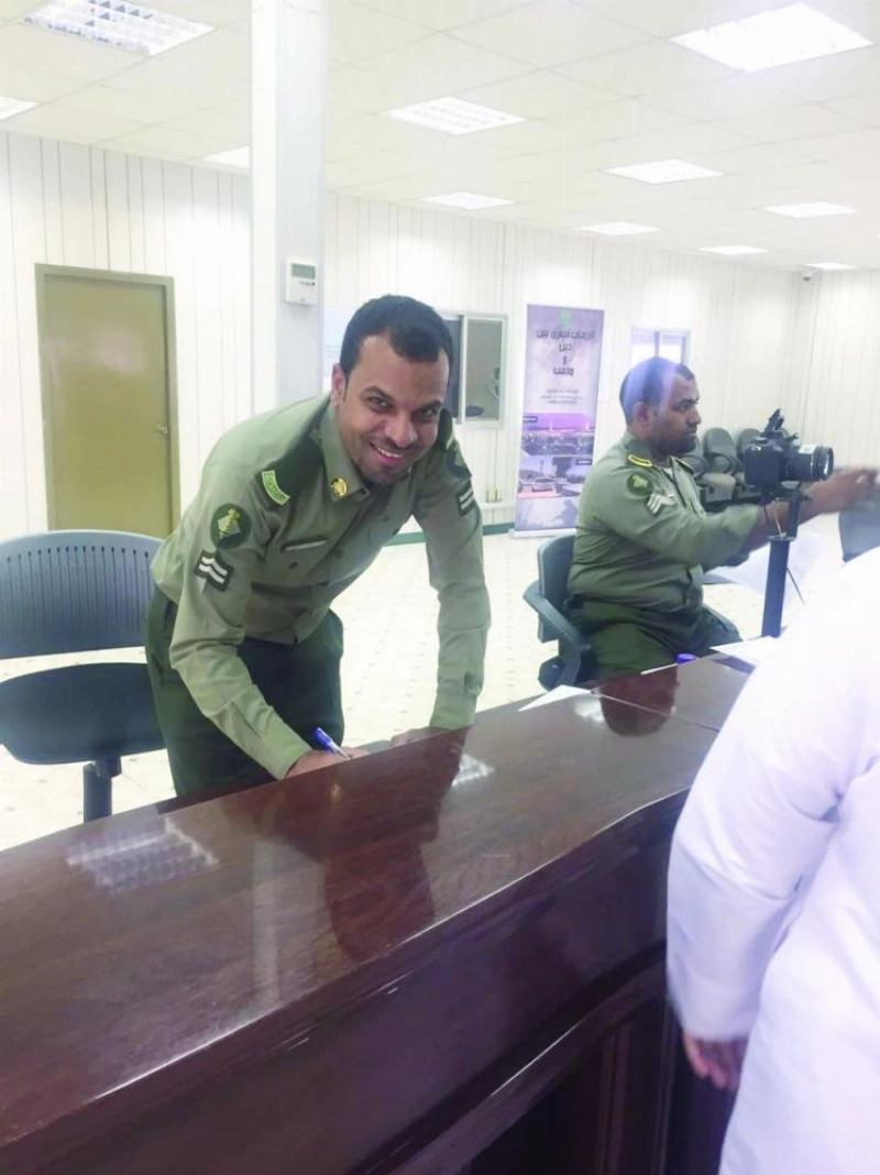 ابتسامة موظف أثناء ترحيبه بالحجاج القطريين