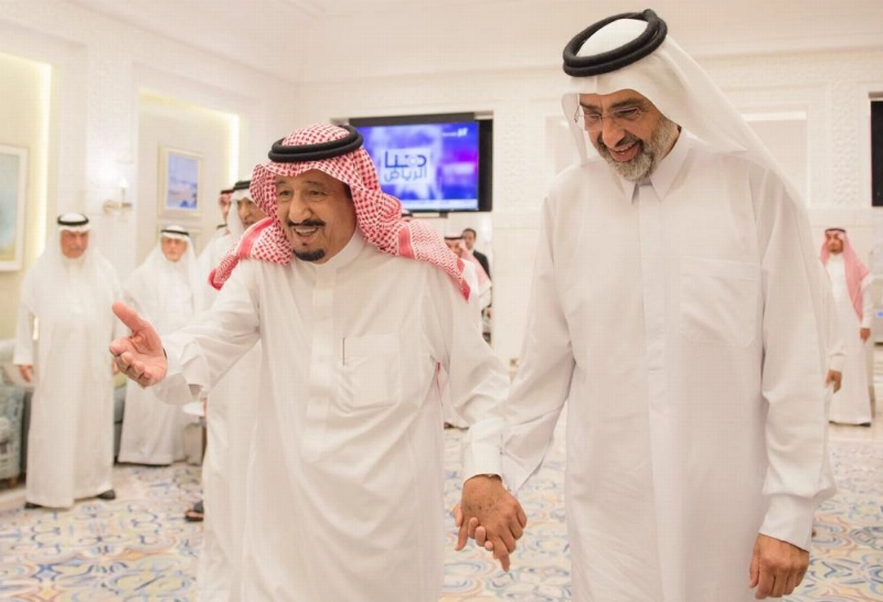 الملك سلمان مستقبلا الشيخ عبدالله بن علي
