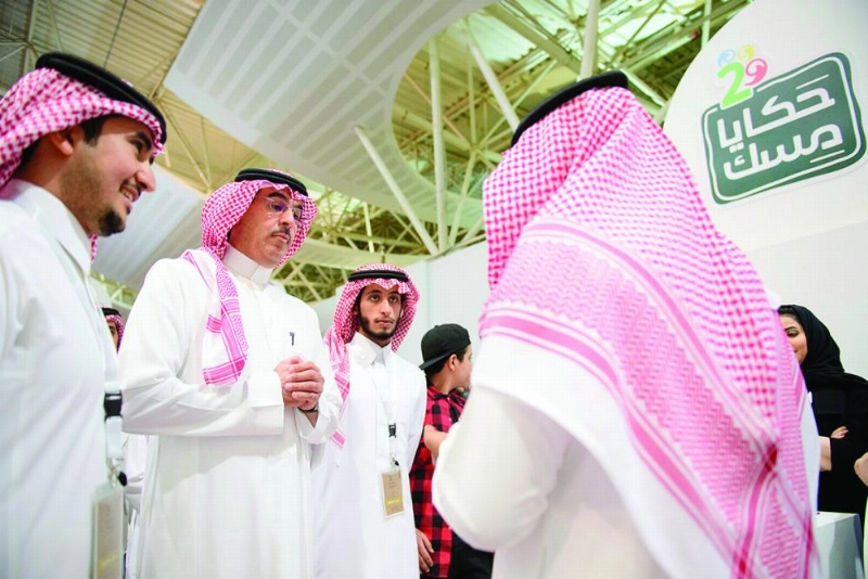 العواد خلال لقائه بالشباب (مكة)